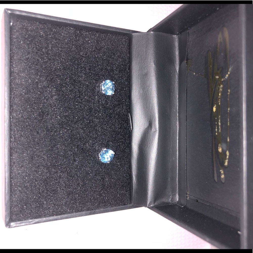Beautiful earrings - Picture 2 of 2